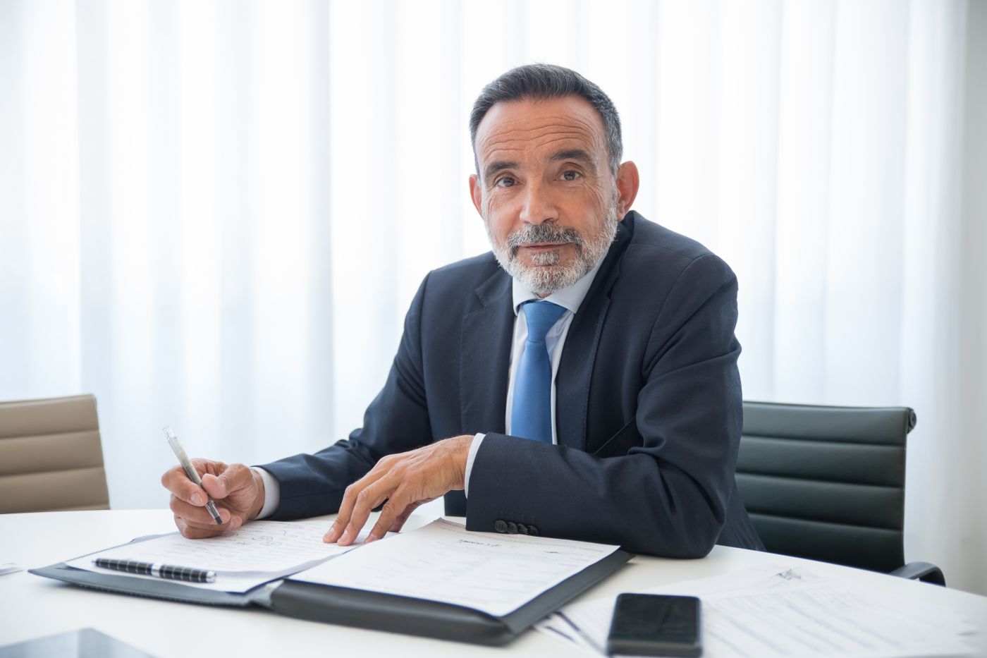 Conseiller en costume devant un dossier